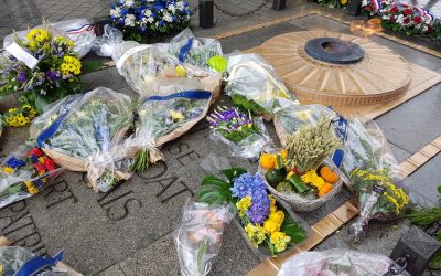 Вшанування жертв Голодомору під Тріумфальною аркою в Парижі