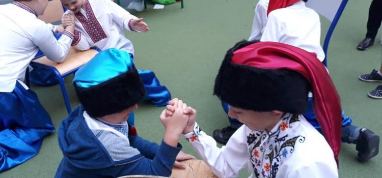 Козацькі розваги в українській школи Святого Володимира в Парижі
